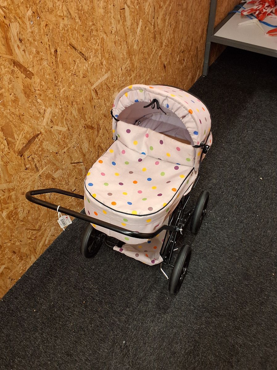Dukkevogn med farvede prikker